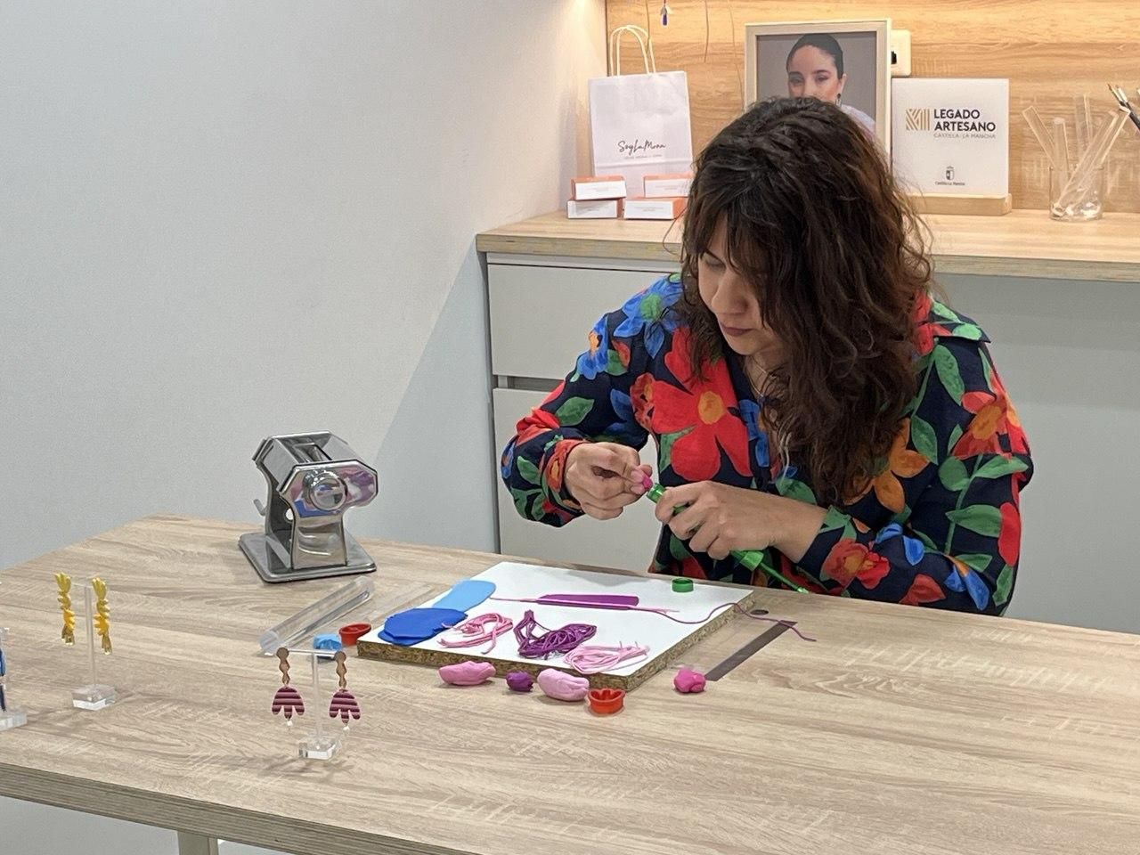 Celia Espinosa (@soy.lamona) trabajando en directo en la elaboración de unos pendientes en la presentación de su colección 'Volver'