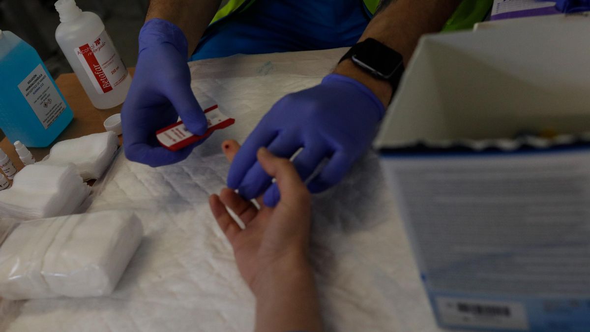 Un sanitario se hace el test para diagnosticar el Covid-19, foto de archivo
