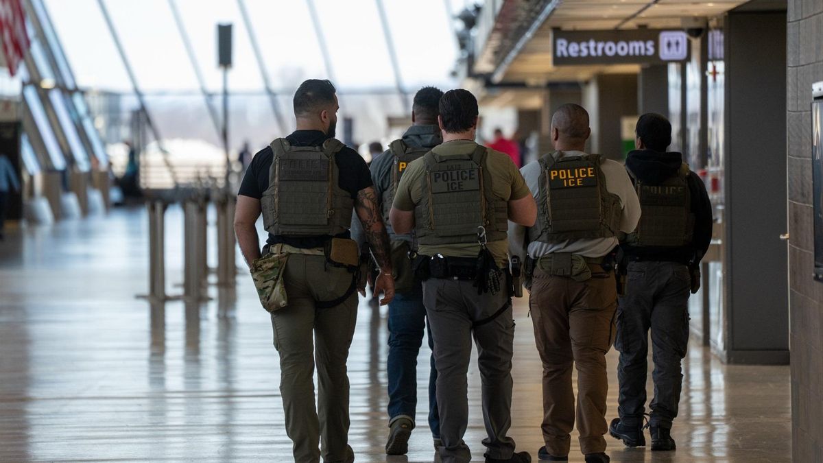 Agentes del ICE patrullan en el aeropuerto de Dulles, en Washington, en marzo de 2026.
