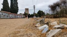 Escombros en la vía que pasa delante de la ermita de Santa María la Antigua. A la derecha, los terrenos donde estaba la cárcel de Carabanchel.