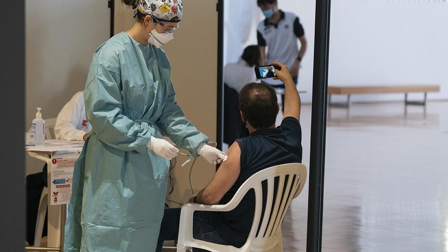 Trombos y coronavirus: los cardiólogos explican por qué hay que seguir vacunándose