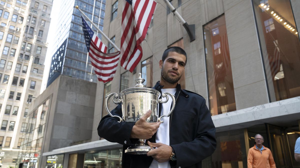 El tenista español Carlos Alcaraz posa con el trofeo del US Open en verano de 2025.