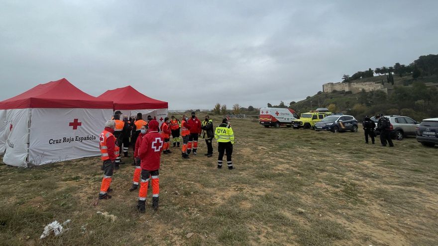 Unos 50 efectivos buscan en la zona del río a joven desaparecido en Badajoz