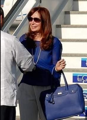La cartera azul de Cristina Fernández de Kirchner. No era de Hermès, sino de El Cardón.