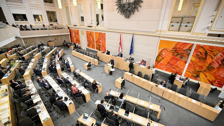 Multas y premios para animar a vacunarse contra la covid-19 en Austria EFE/EPA/PARLAMENTSDIREKTION/JOHANNES ZINNER