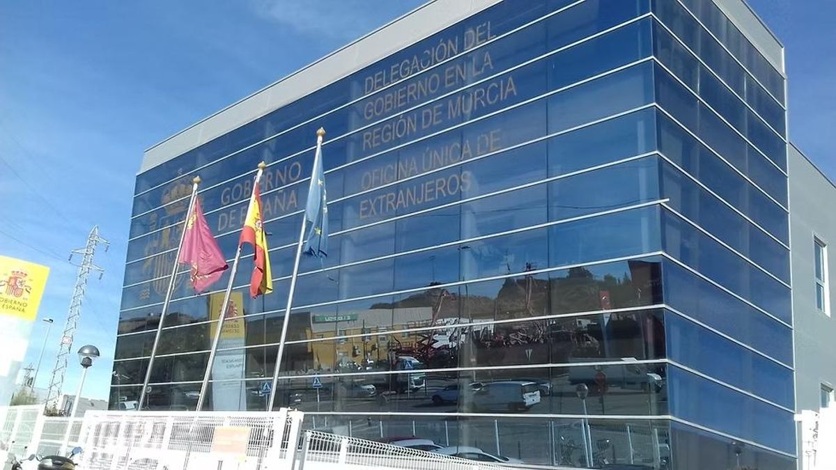 El PP y la Delegación del Gobierno de la Región de Murcia chocan por la regularización de migrantes