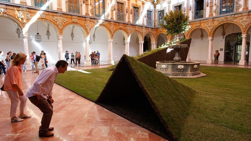Flora abre sus patios de arte efímero ante un mundo cambiante