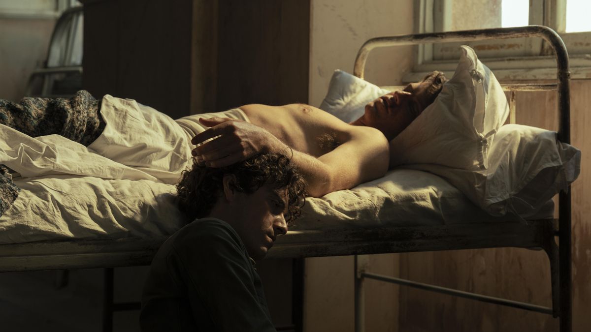 Miguel Bernardeau y Guitarricadelafuente, en una escena de 'La bola negra'