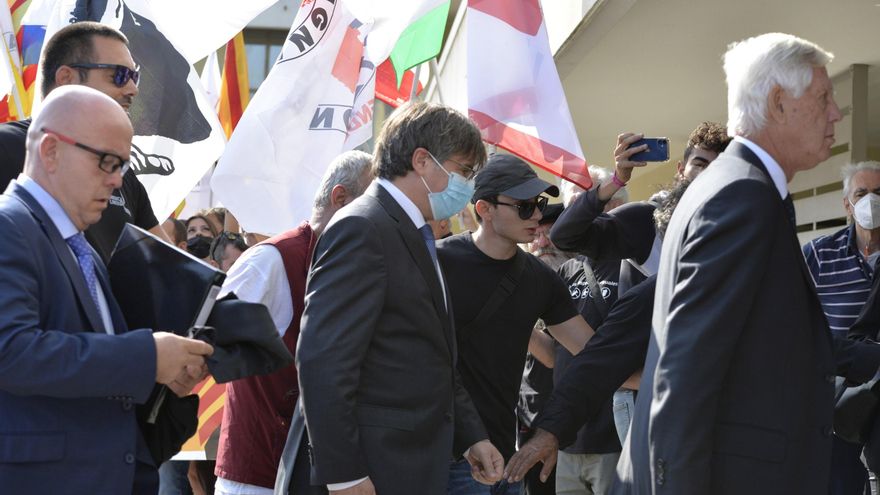 Carles Puigdemont (c), a su llegada al Tribunal en Sassari. EFE/EPA/CLAUDIA SANCIUS