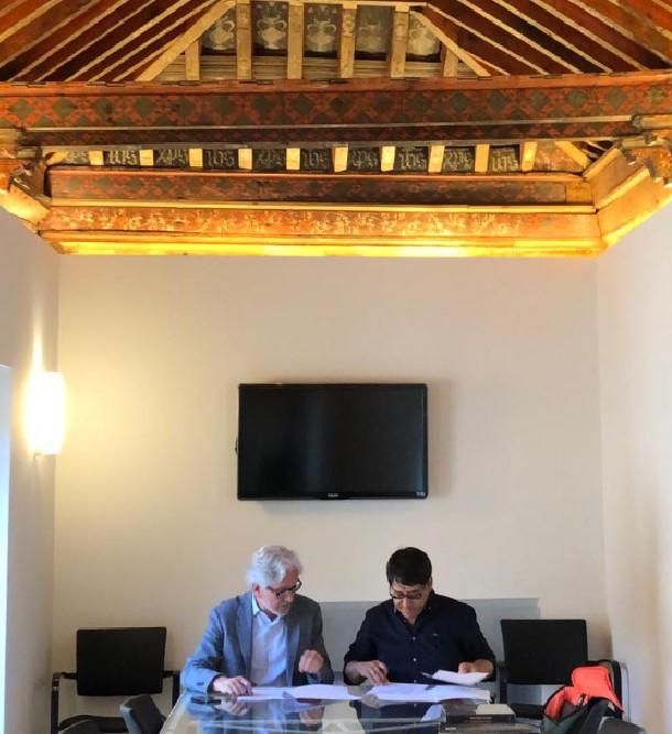 El presidente del Colegio de Arquitectos, Carlos Rojo, y el gerente de la EMSV de Toledo, Luis Enrique Espinoza, firman el convenio para el nuevo Observatorio