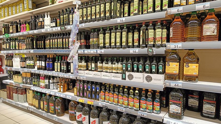 La tregua en el precio del aceite que no ha llegado al supermercado