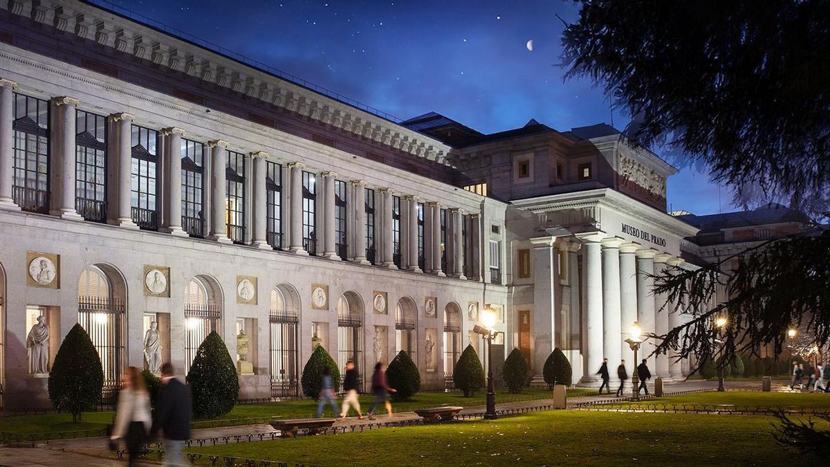 El Prado, de noche.