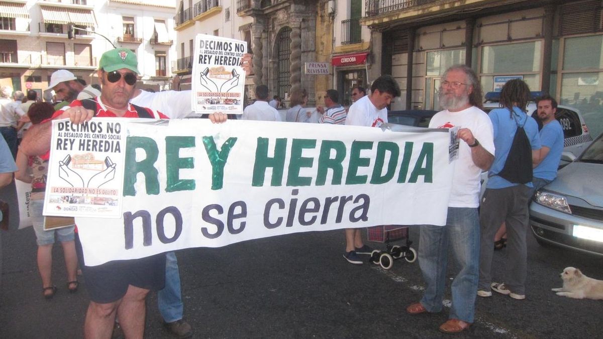Un centenar de colectivos apoya que no se desaloje el Rey Heredia tras una campaña de 'Acampada Dignidad'