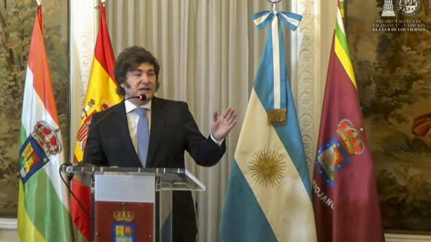 Milei, premiado en España, defiende su política de recortes del gasto