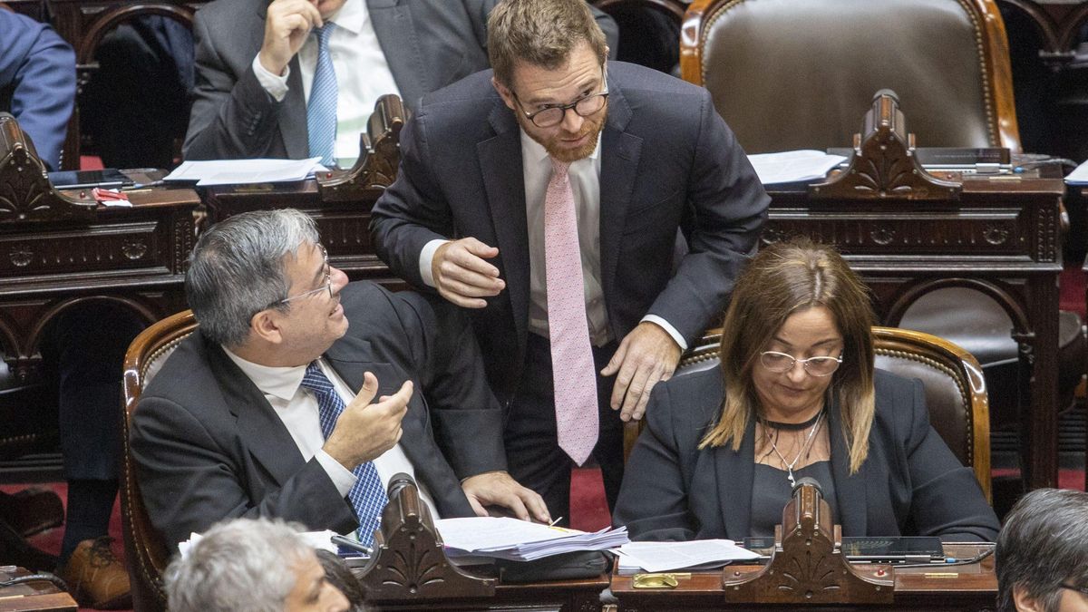 Nicolás Massot junto a Germán Martínez y Cecilia Moreau