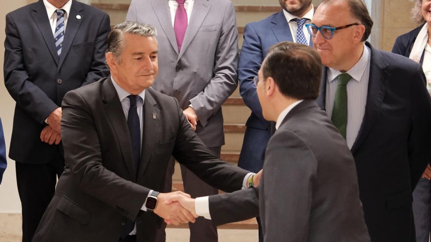El consejero de la Presidencia, Antonio Sanz, saluda este viernes en Madrid al ministro José Manuel Albares durante el encuentro celebrado por el acuerdo de la Unión Europea y Reino Unido sobre Gibraltar.