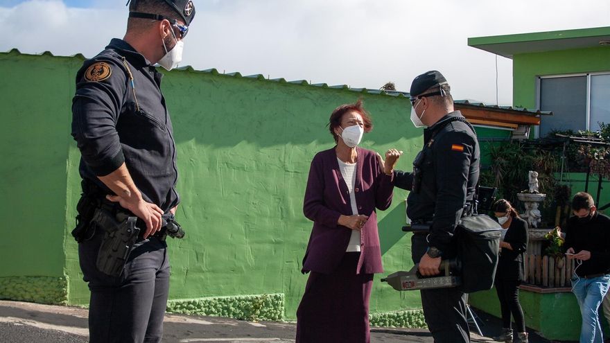 Agentes, hablando con algunos de los vecinos que podrán regresar a sus casas desde este jueves en La Palma