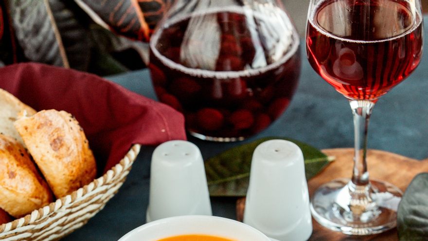 Tres ideas de sopas frías rápidas y fáciles que te salvarán la cena