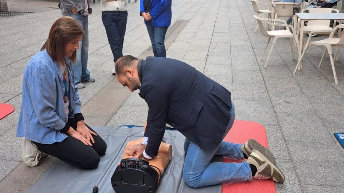 Personal de Enfermería del Hospital de Barbastro enseña cómo actuar ante paradas cardiacas para "salvar vidas"