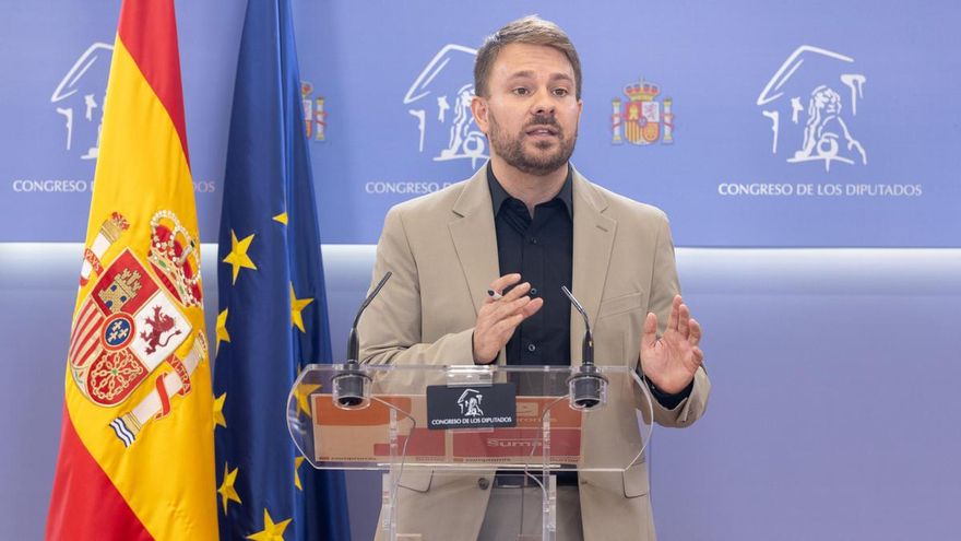 Archivo - El diputado de Sumar Alberto Ibáñez durante una rueda de prensa, previa a la Junta de Portavoces, en el Congreso, a 14 de octubre de 2025, en Madrid (España).