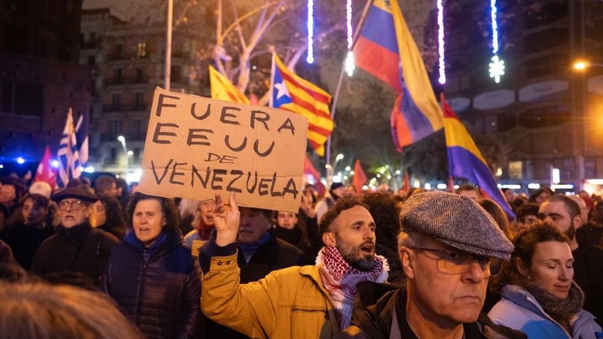 Varias personas durante la concentración contra el ataque de Trump en Barcelona