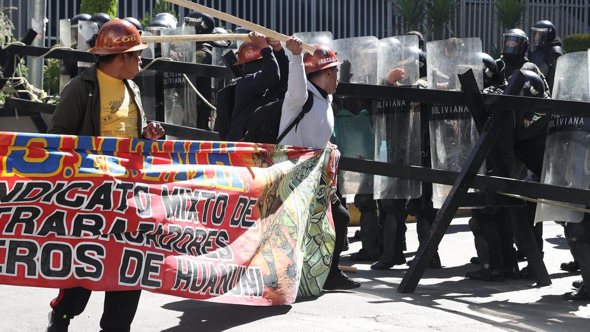 Manifestantes se enfrentan con la policía en una jornada de protestas este lunes, en La Paz.