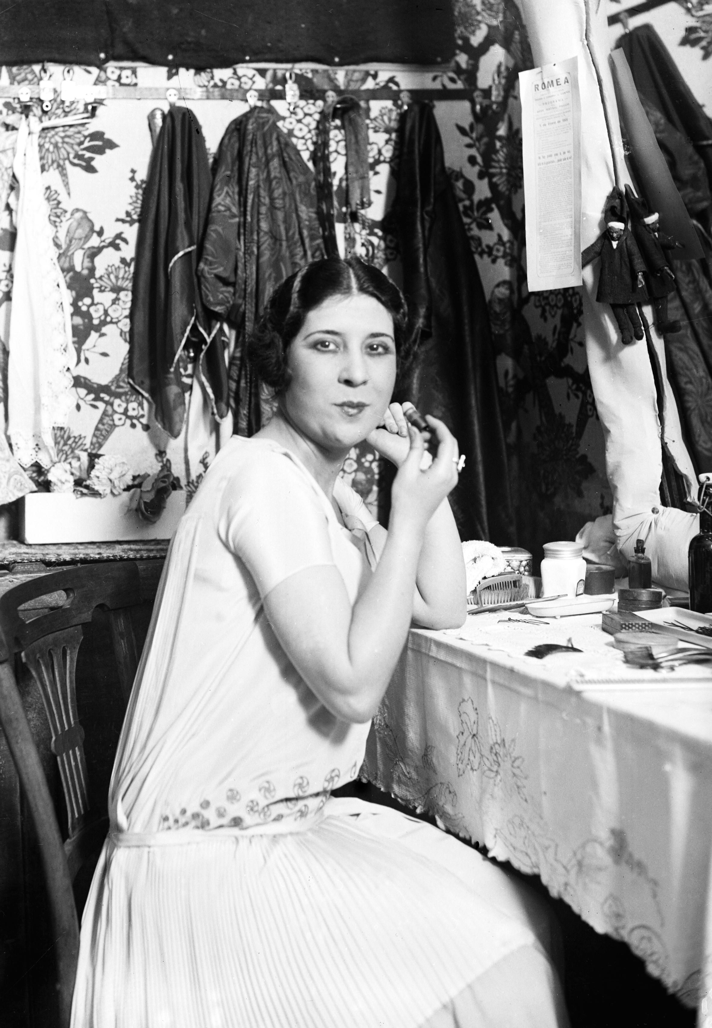Retrato de la bailarina Encarnita López "La Argentinita" en su camerino