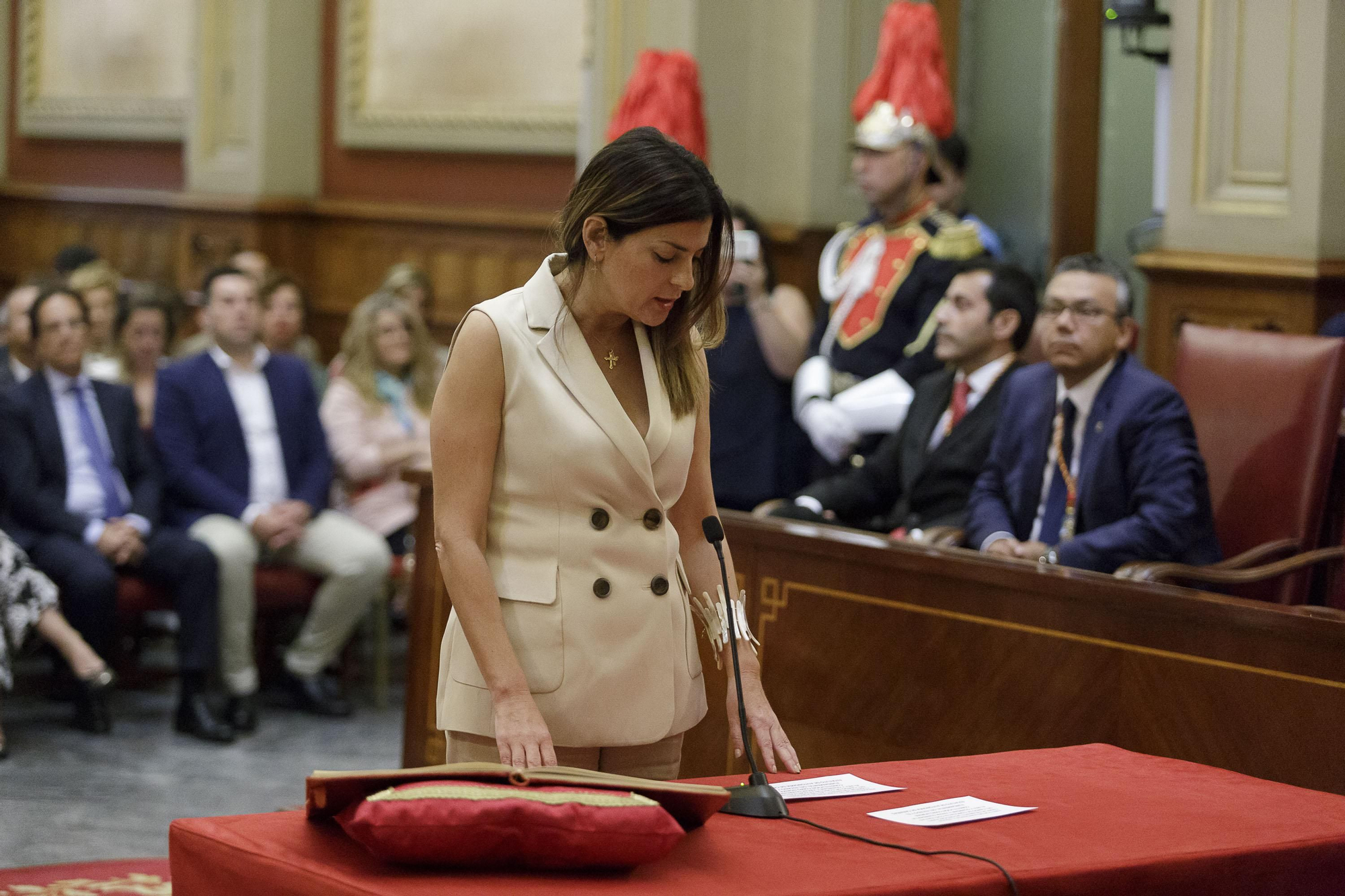 Matilde Zambudio, concejala de Ciudadanos, en el momento en que promete su cargo