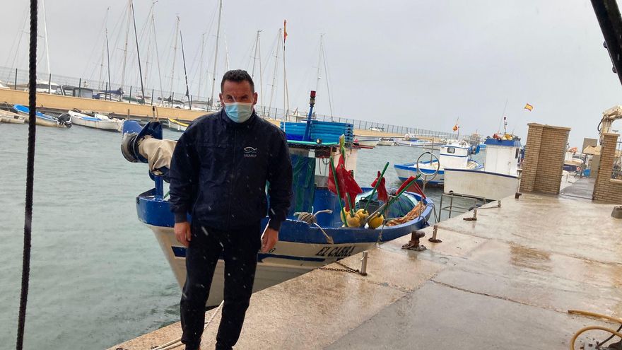 José Blaya, patrón mayor de la Cofradía de San Pedro, posa frente a las embarcaciones paradas por la huelga de combustible el pasado miércoles