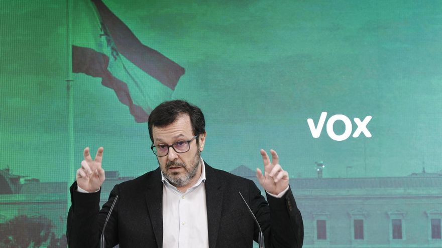 El portavoz nacional de Vox,José Antonio Fúster ,da una rueda de prensa tras la reunión del Comité de Acción Política del partido, este lunes, en la sede de Vox, en Madrid. EFE/Sergio Pérez
