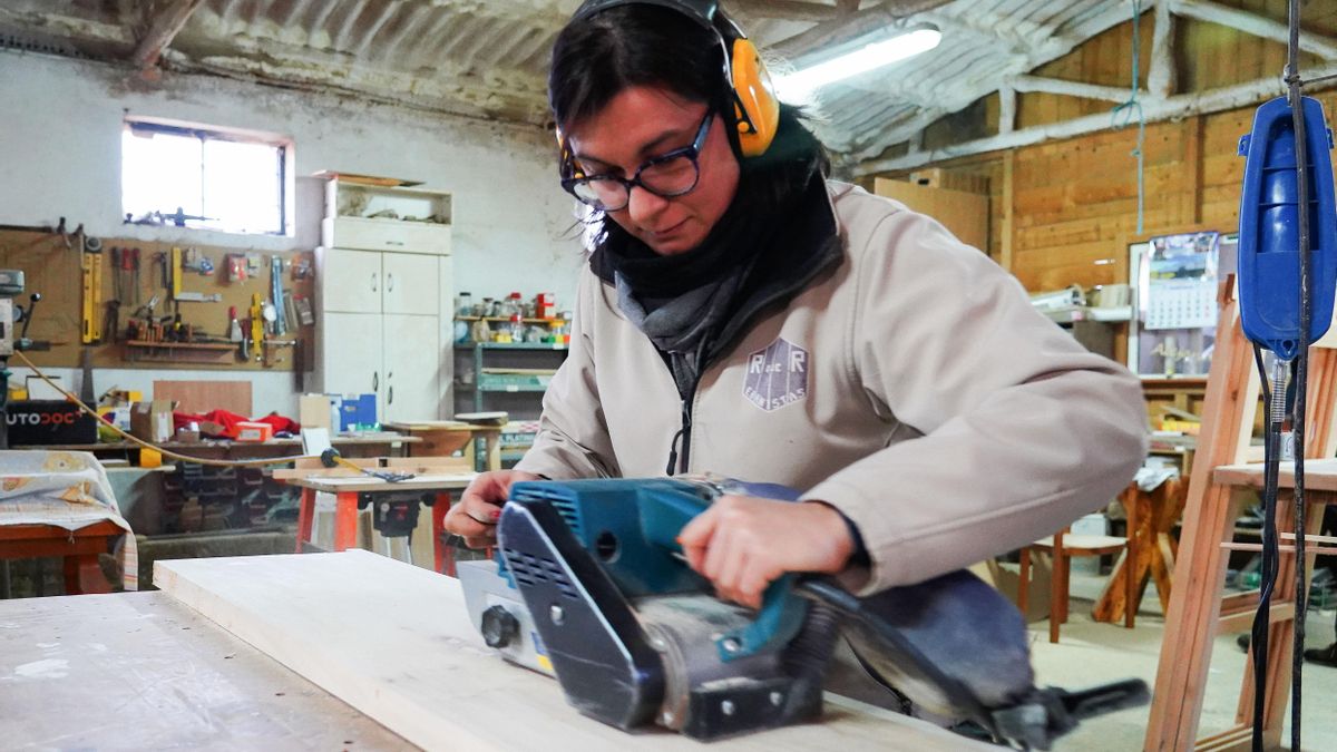 La copropietaria de RqueR Ebanistas, Ruth María Caballero, en su taller ubicado en Mansilla Mayor, León.