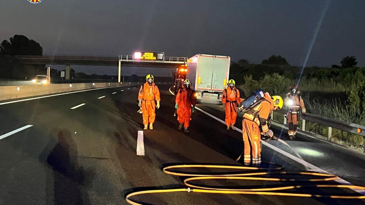 Los bomberos trabajando en la avería que ha generado el vertido.
