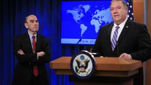 Ellliott Abrams, a la izquierda, escucha al secretario de Estado de EEUU, Mike Pompeo, cuando este anuncia su nombramiento como enviado especial para Venezuela.
