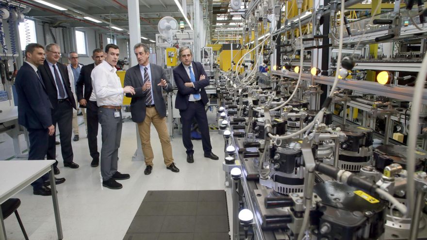 El consejero de Industria en la planta de Treto de SEG Automotive. Archivo.