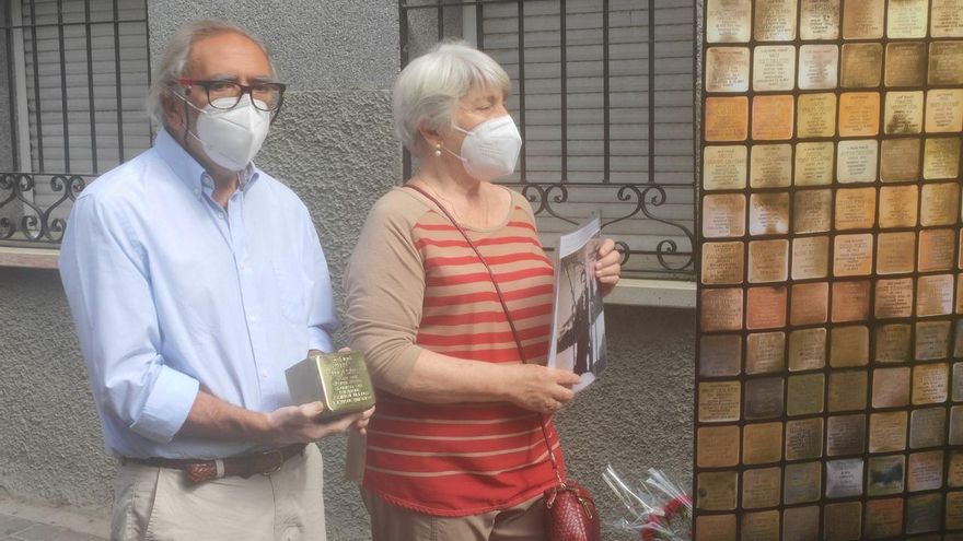 Familiares de Andrés Astorga Sánchez en la calle de Juan Pantoja