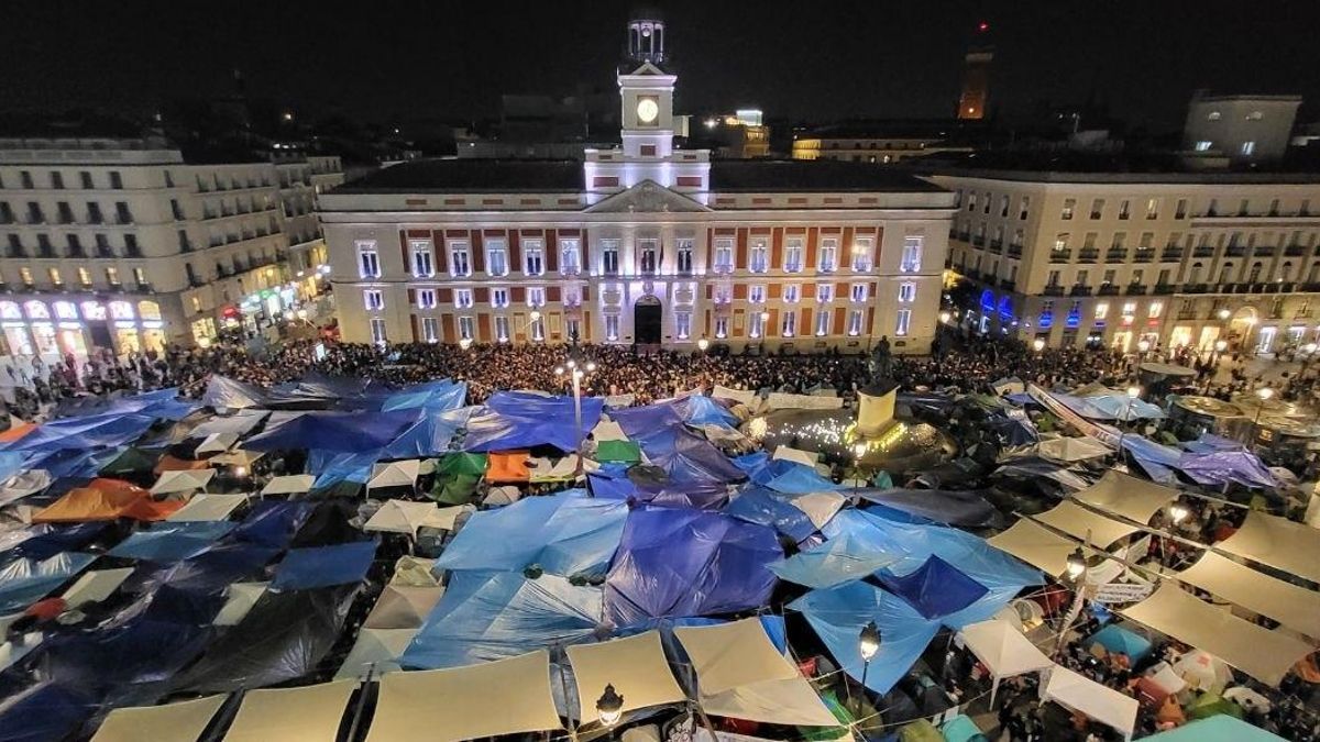 La Puerta del Sol, llena de gente en la acampada por la vivienda.