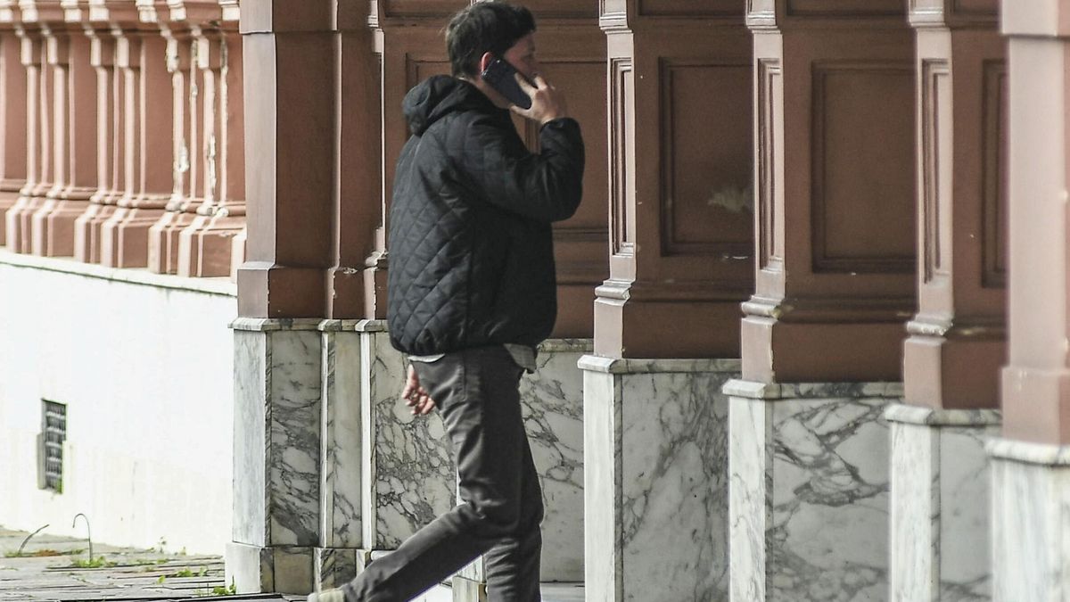 En plena interna del PAMI, Santiago Caputo presentó personalmente a una funcionaria de su confianza