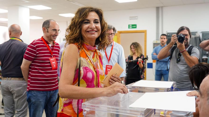 María Jesús Montero, número uno por Sevilla, vota en la jornada del 23J.