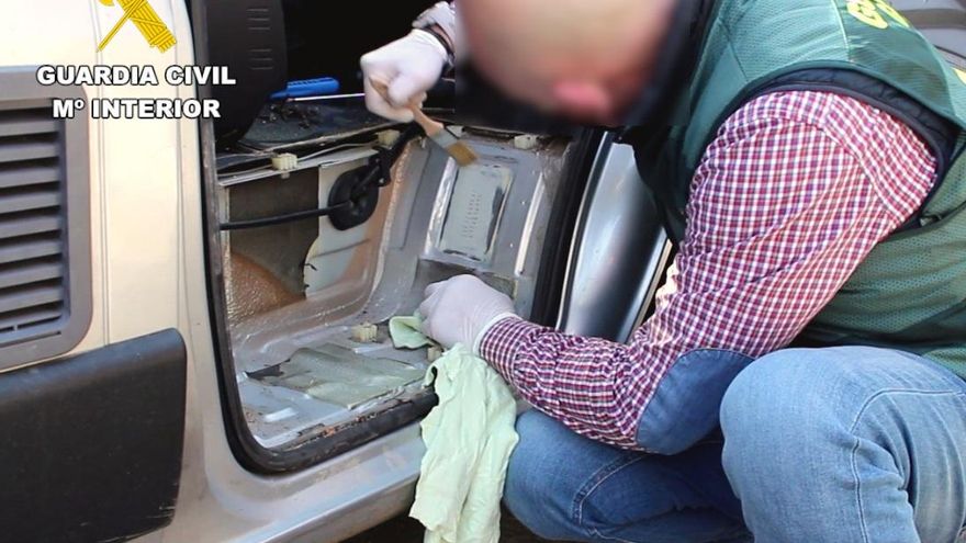 Agente de Tráfico de la Guardia Civil en investigación del número de bastidor de un vehículo