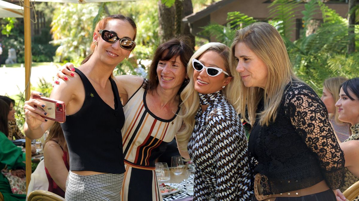 Laia Casanovas, Amanda Villavieja y Yasmin Praderas posa junto a Paris Hilton en el almuerzo de mujeres nominadas en la 98 edición de los Oscar