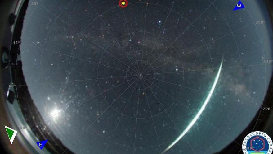 Imagen  del bólido cruzando la bóveda celeste de La Palma captada por la cámara del cielo del Grantecan en la madrugada de este sábado, 21 de junio de 2025.