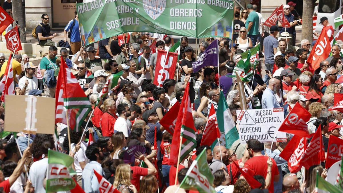 Miles de personas salen a la calle en el gran acto del 1 de Mayo: "Prioridad nacional: salario y vivienda"