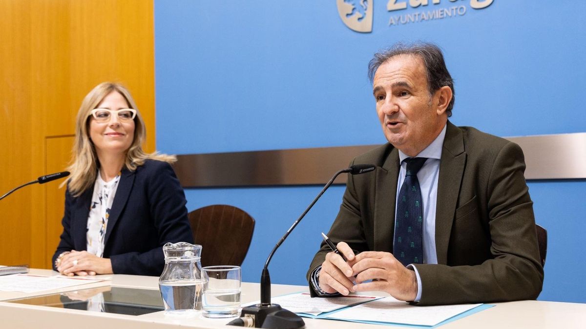 El consejero de Presidencia del Ayuntamiento de Zaragoza, Ángel Lorén, junto a la consejera de Hacienda y Fondos Europeos, Blanca Soláns.