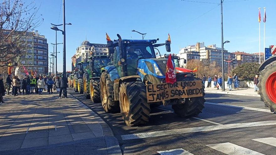 La tractorada agrícola defendió en León la construcción de más embalses y dejar de comprar cereal a Ucrania