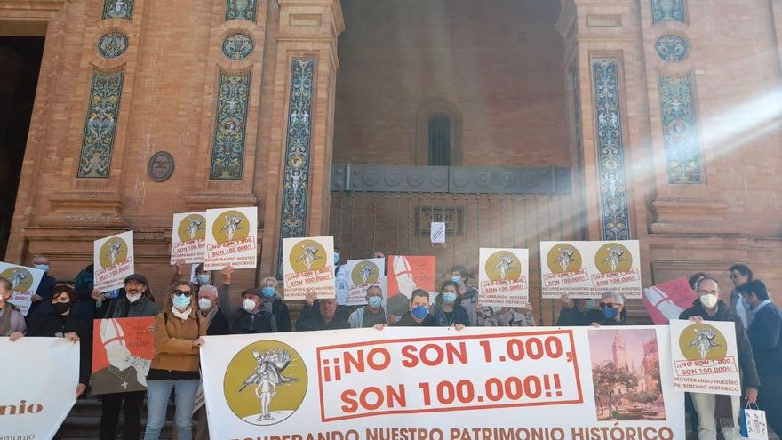 Concentración en Sevilla de la plataforma Recuperando, contra las inmatriculaciones en la Iglesia