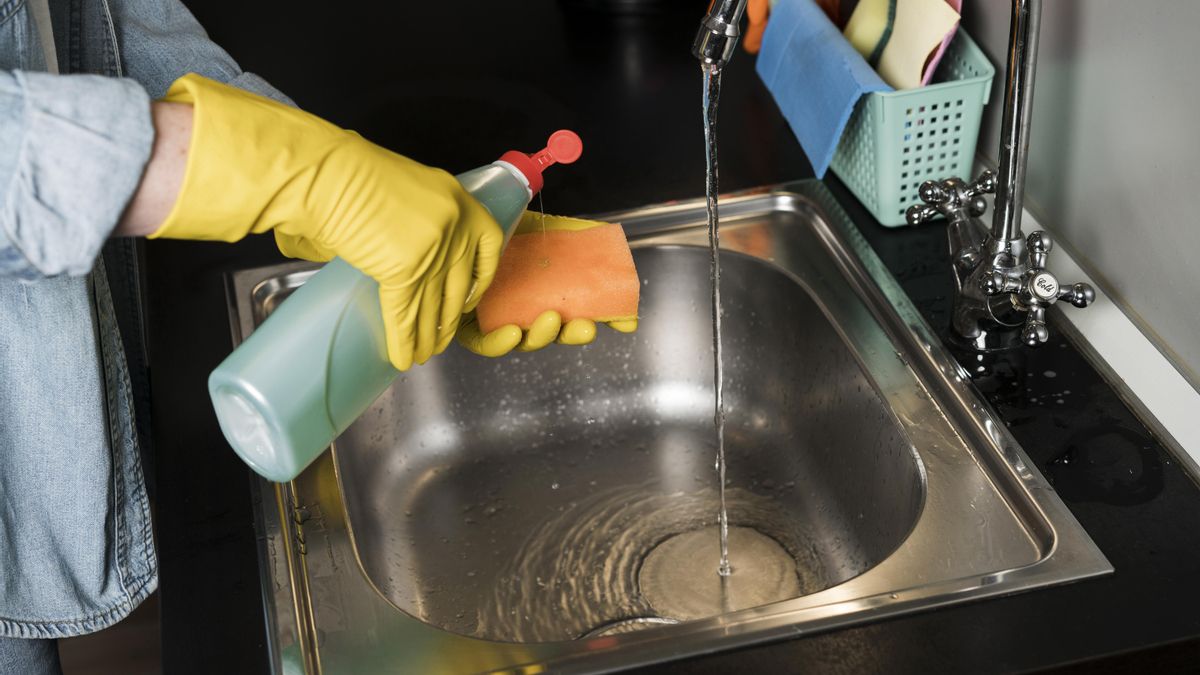 Un truco infalible para limpiar el fregadero de acero inoxidable y dejarlo como nuevo
