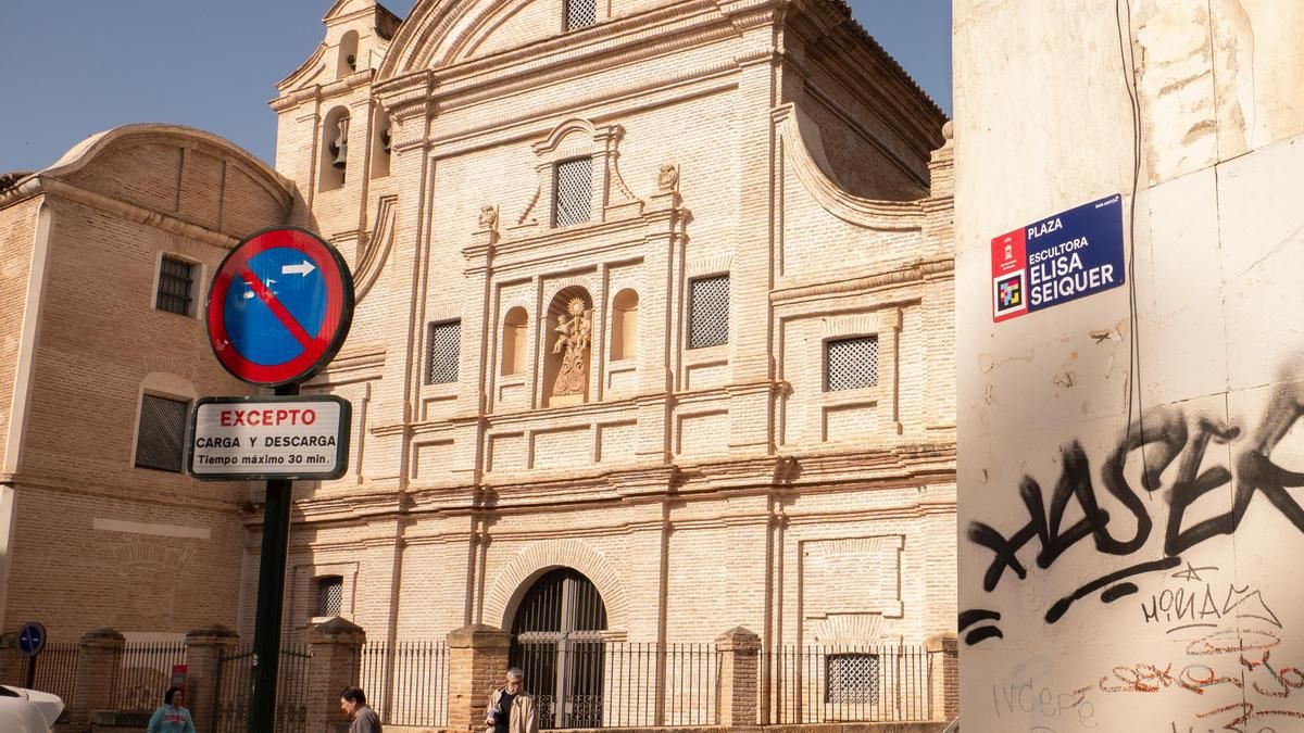 Plaza de la escultora Elisa Séiquer en Murcia
