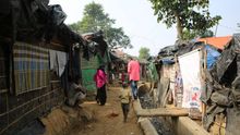 Las condiciones en el campamento de Kotopalond, hogar de miles de refugiados rohingyas en Bangladesh, son duras. El campo está atestado de gente, hay una falta de acceso severa al agua potable y los niños están a menudo enfermos y malnutridos.
