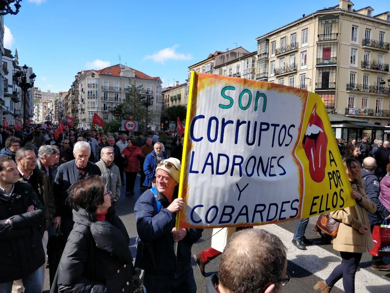 Reproches de los pensionistas al Gobierno de Rajoy en Santander. | ANDRÉS HERMOSA