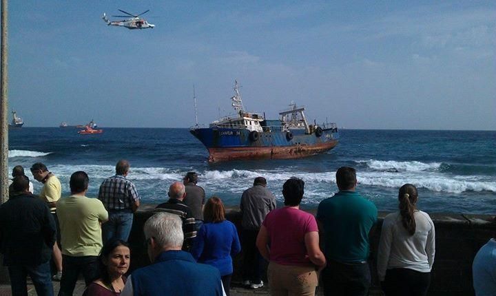 Labores para intentar retirar el buque encallado 'Lian Run'. Ángel Sarmiento.